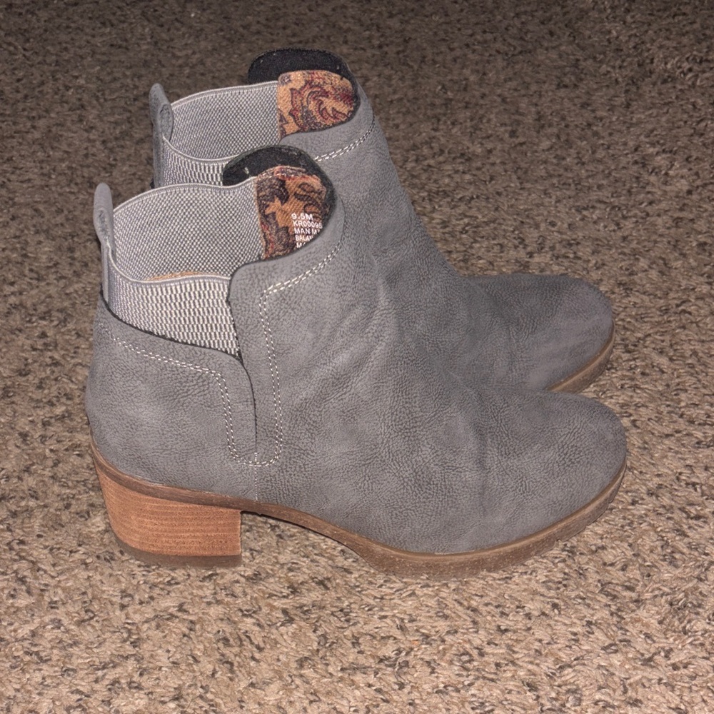 Korks by Kork-Ease Elsie Lug Sole Suede Heeled Booties Size 9.5 - Picture 3 of 8
